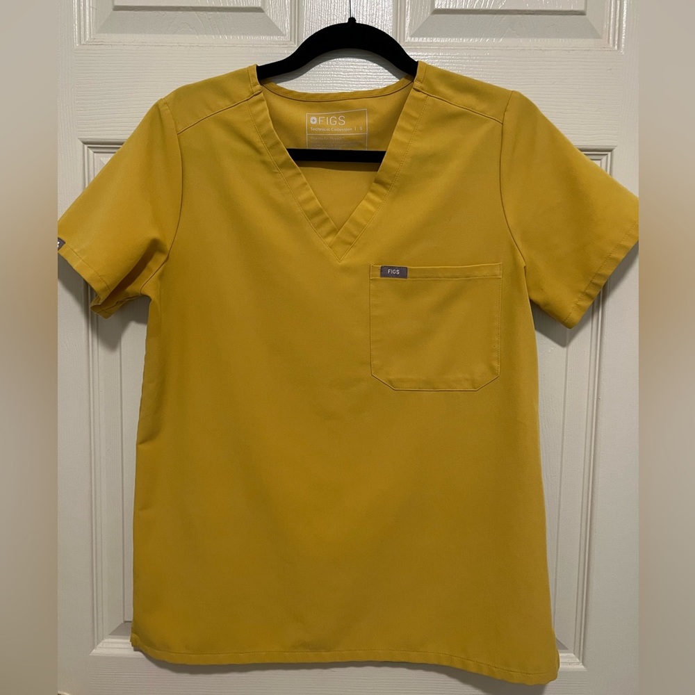 Figs scrub top - Catarina one pocket in Mustard yellow. Size small